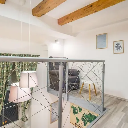 Apartma N'poznam Tobacna לובליאנה