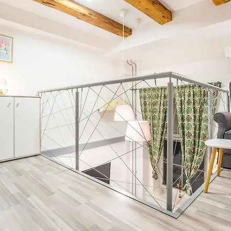 Apartma N'poznam Tobacna דירה